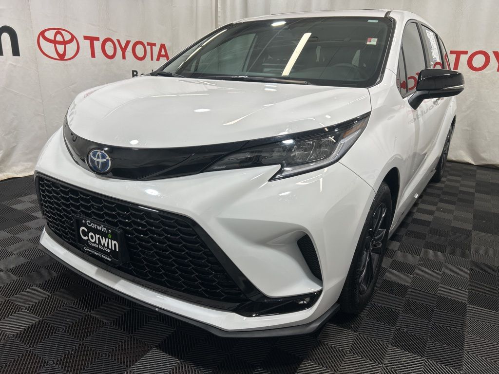 2025 Toyota Sienna XSE photo 4