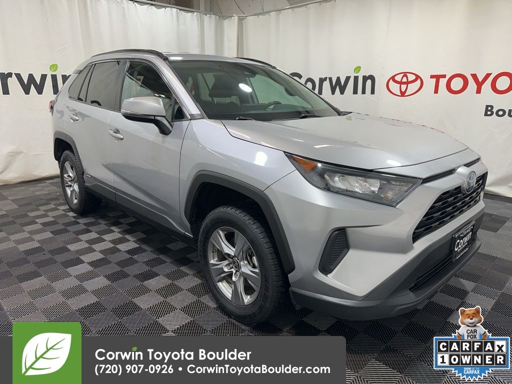 2022 Toyota RAV4 LE's photo