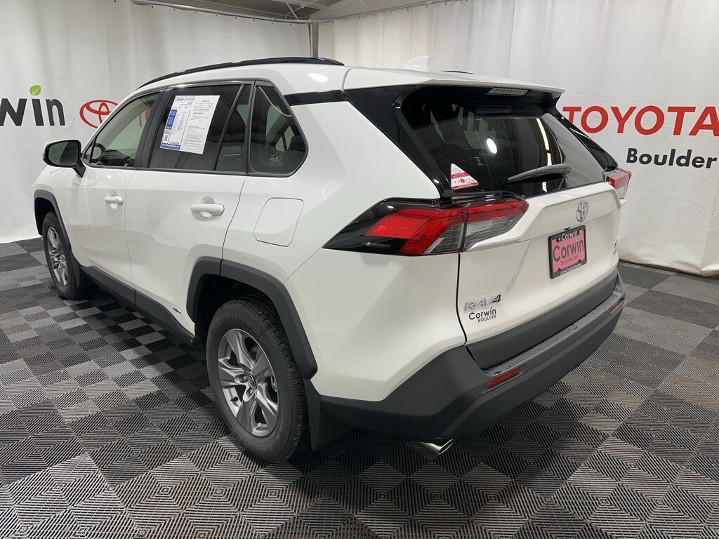 2025 Toyota RAV4 Hybrid XLE photo 4