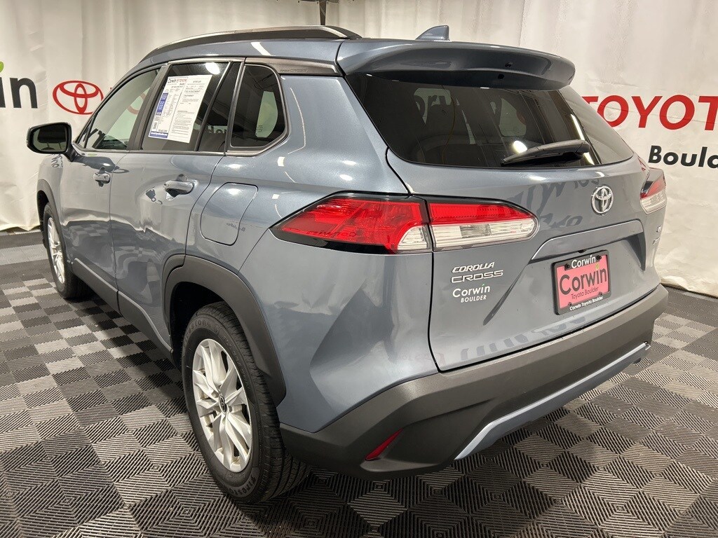 2022 Toyota Corolla Cross LE photo 2