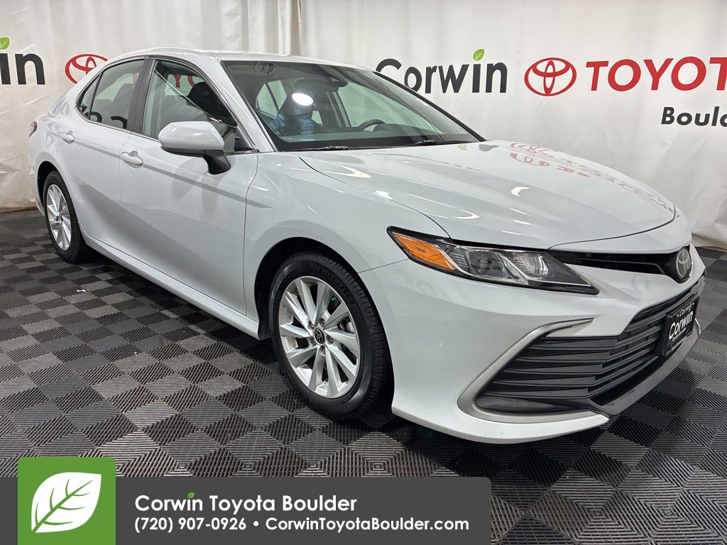 2023 Toyota Camry LE's photo