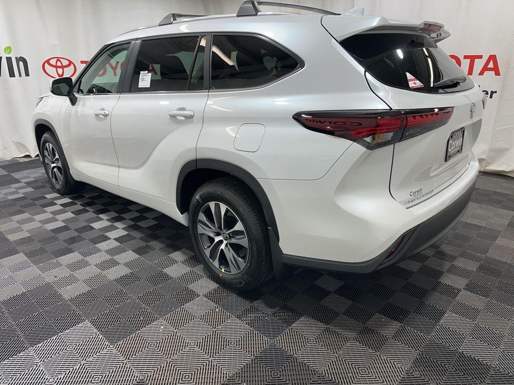 2026 Toyota Highlander XLE photo 4