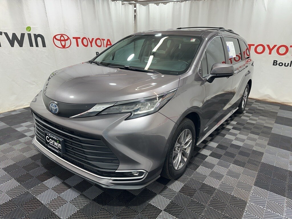 2021 Toyota Sienna XLE photo 3
