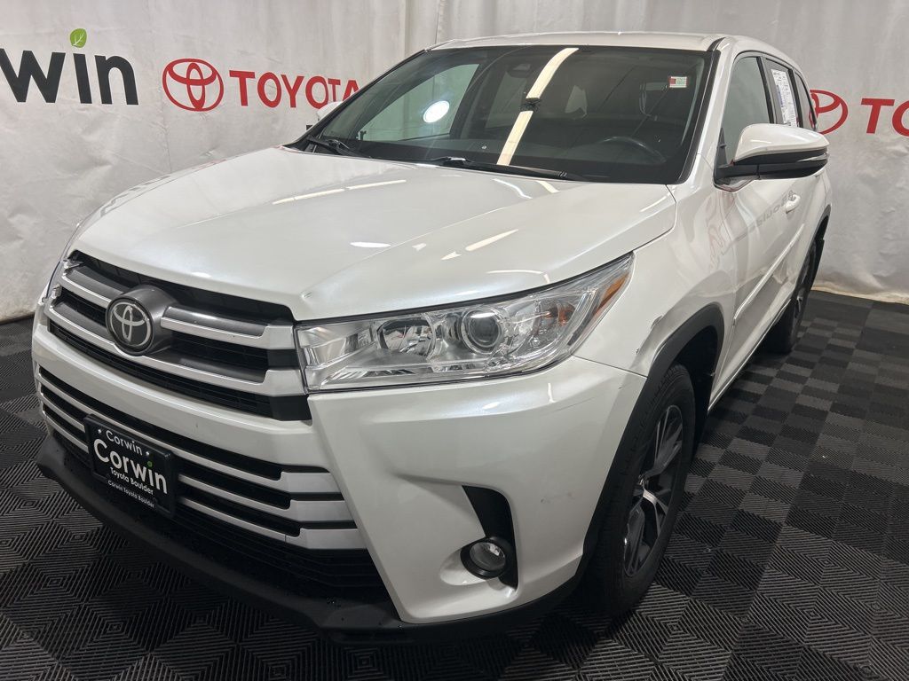 2017 Toyota Highlander LE Plus photo 3