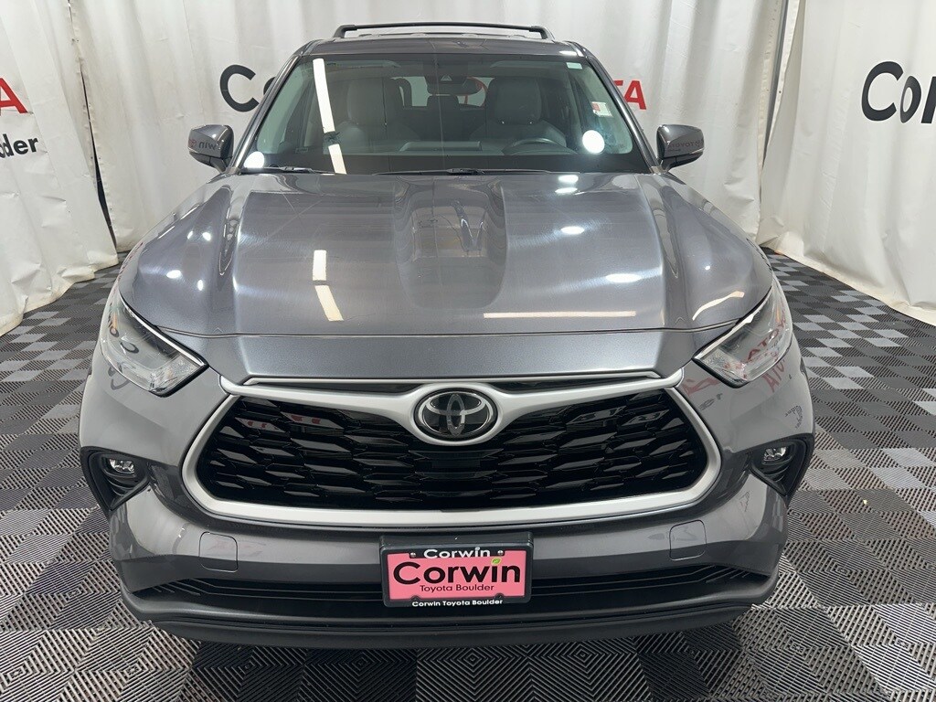 2022 Toyota Highlander LE photo 2