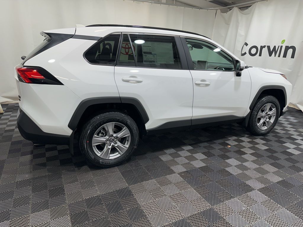 2025 Toyota RAV4 XLE photo 3