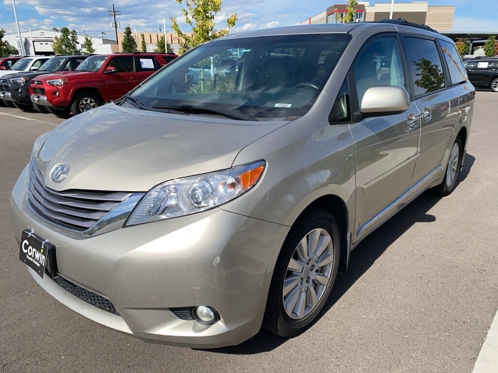 2017 Toyota Sienna XLE photo 2