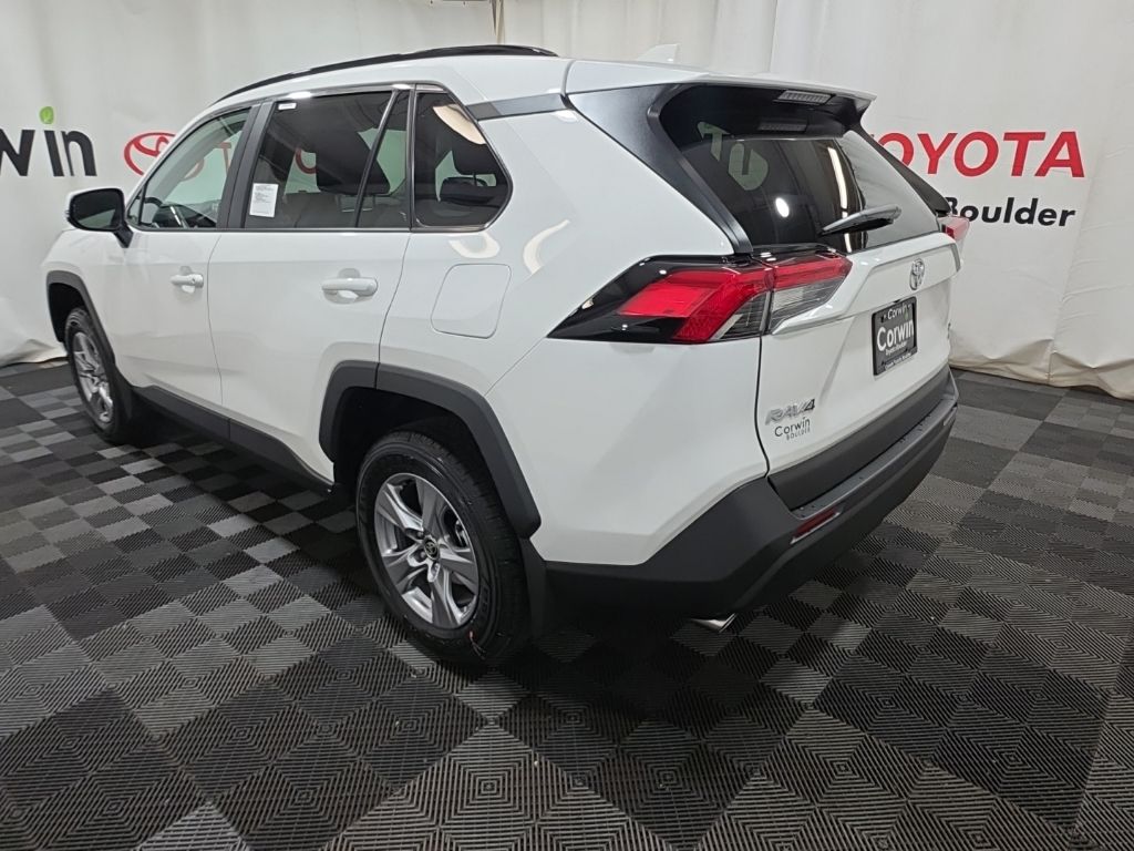 2025 Toyota RAV4 XLE photo 4