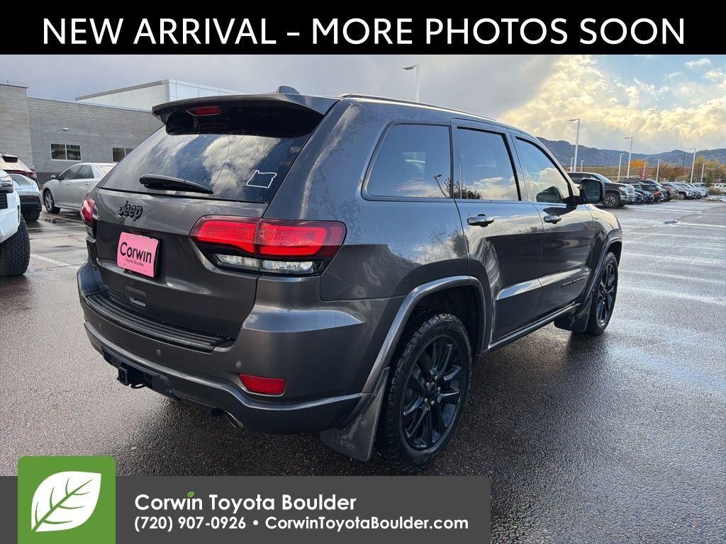 2017 Jeep Grand Cherokee Altitude photo 3