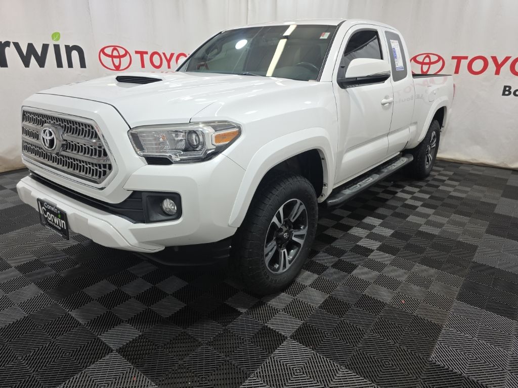 2017 Toyota Tacoma SR5 TRD Sport photo 3