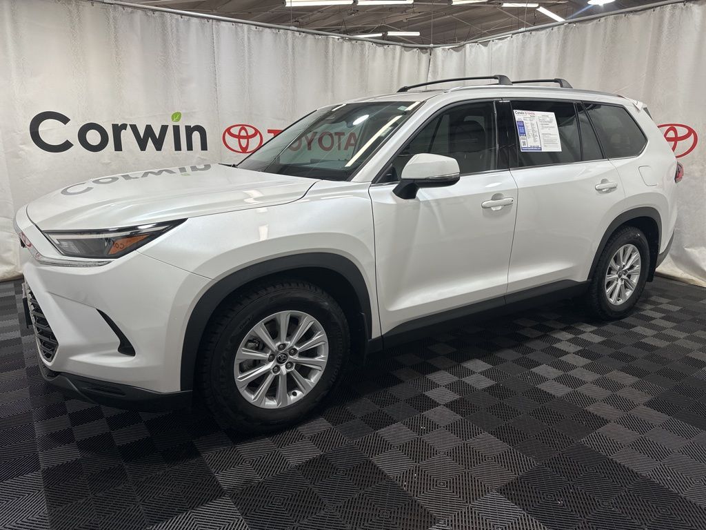 2024 Toyota Highlander Hybrid XLE photo 3