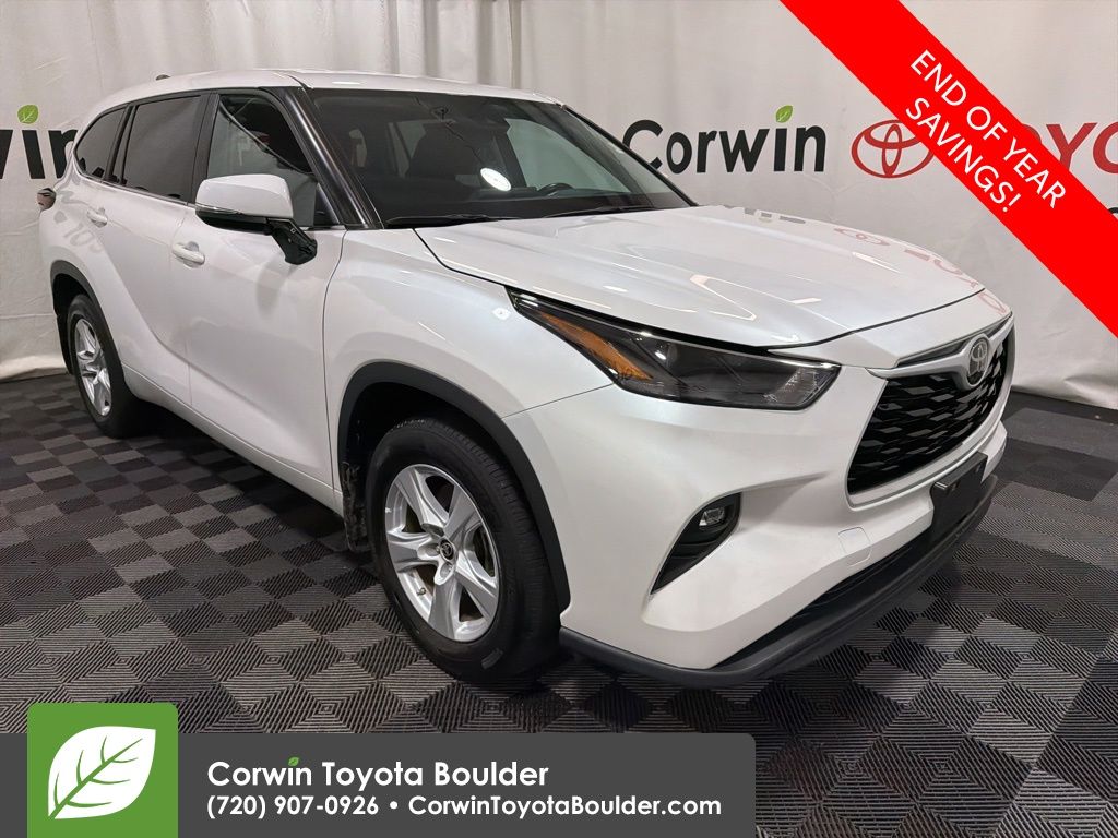 2024 Toyota Highlander LE's photo