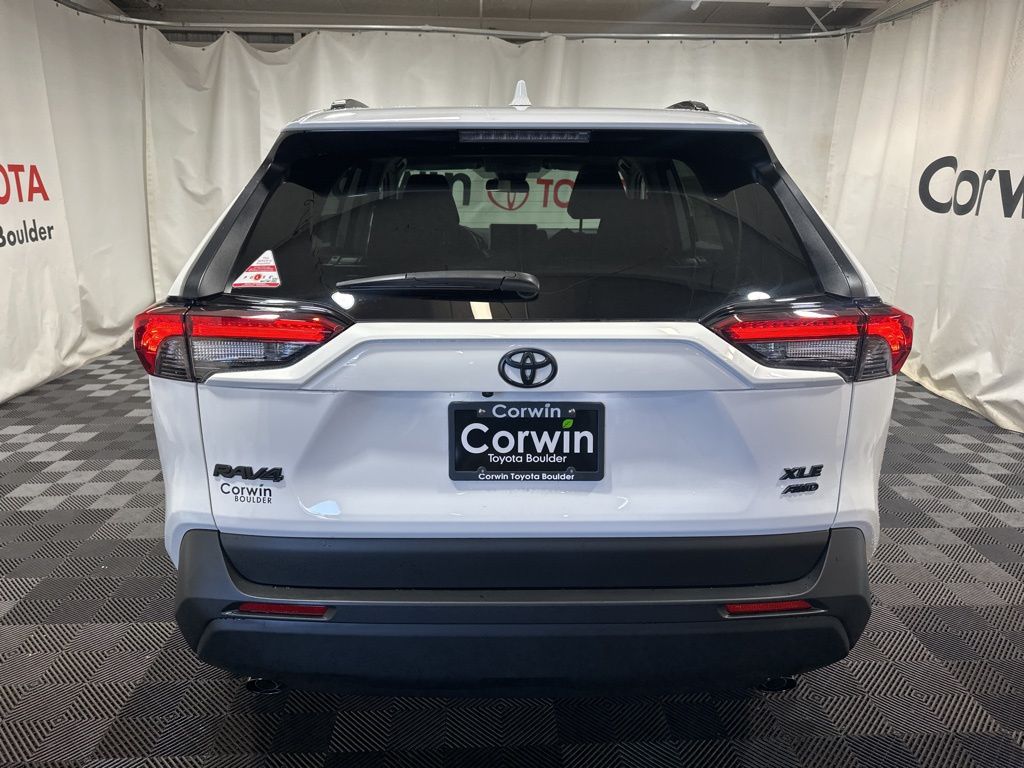 2025 Toyota RAV4 XLE photo 4
