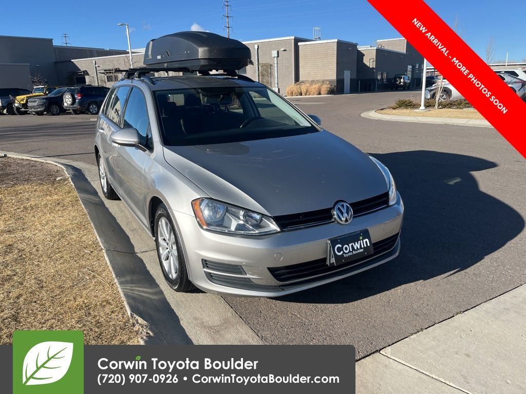 2017 Volkswagen Golf SportWagen S's photo