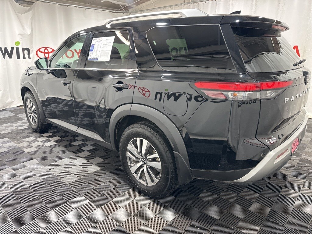 2022 Nissan Pathfinder SL photo 2