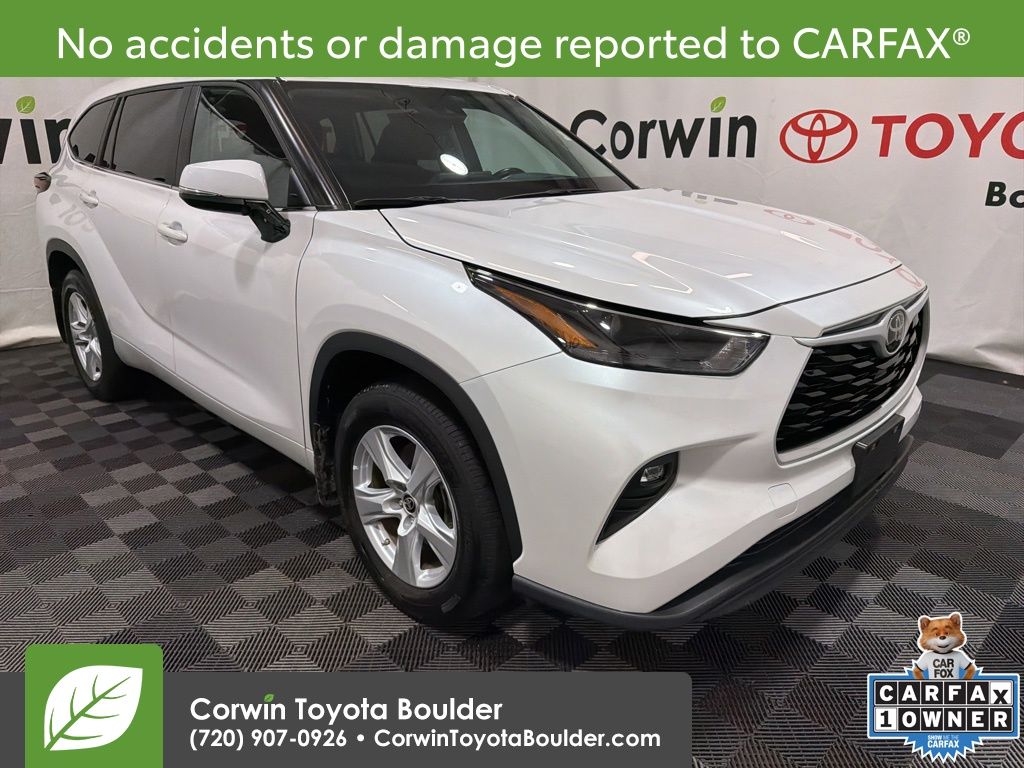 2024 Toyota Highlander LE's photo