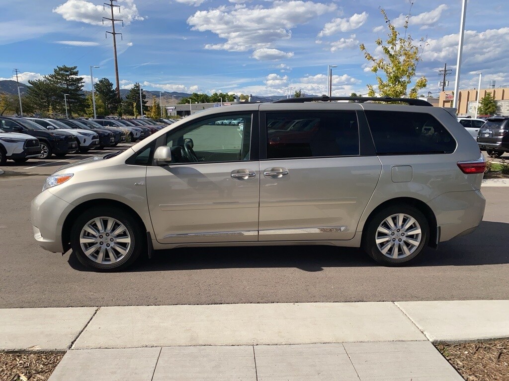 2017 Toyota Sienna XLE photo 3