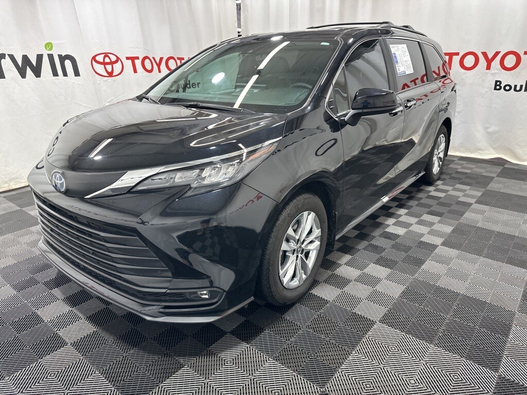 2025 Toyota Sienna XLE photo 3