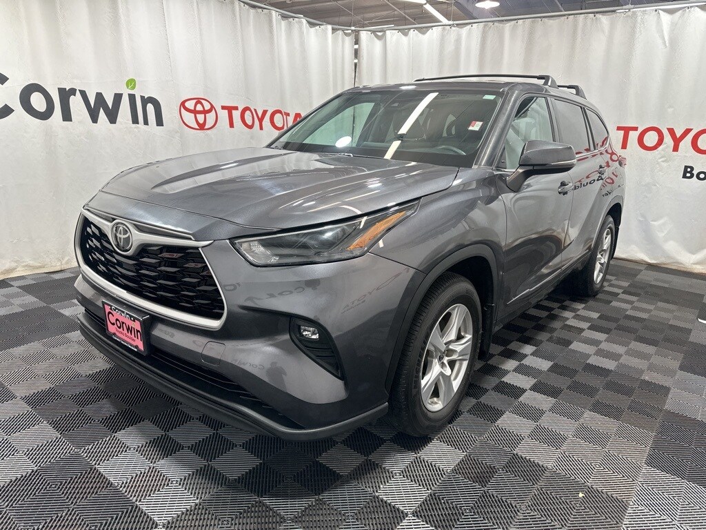 2022 Toyota Highlander LE photo 3