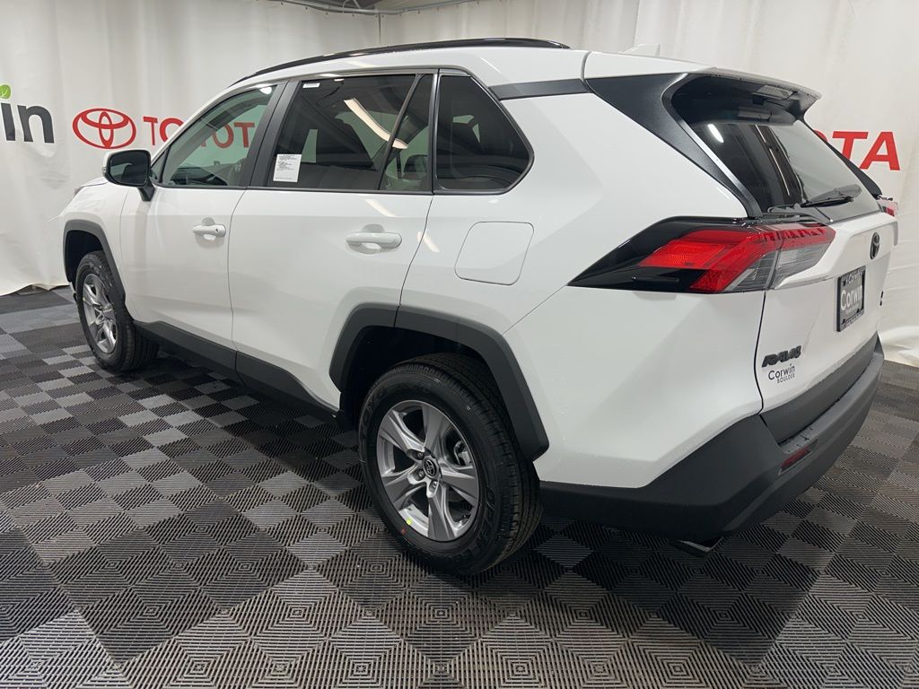 2025 Toyota RAV4 XLE photo 4