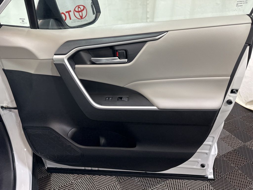 2025 Toyota RAV4 XLE photo 4