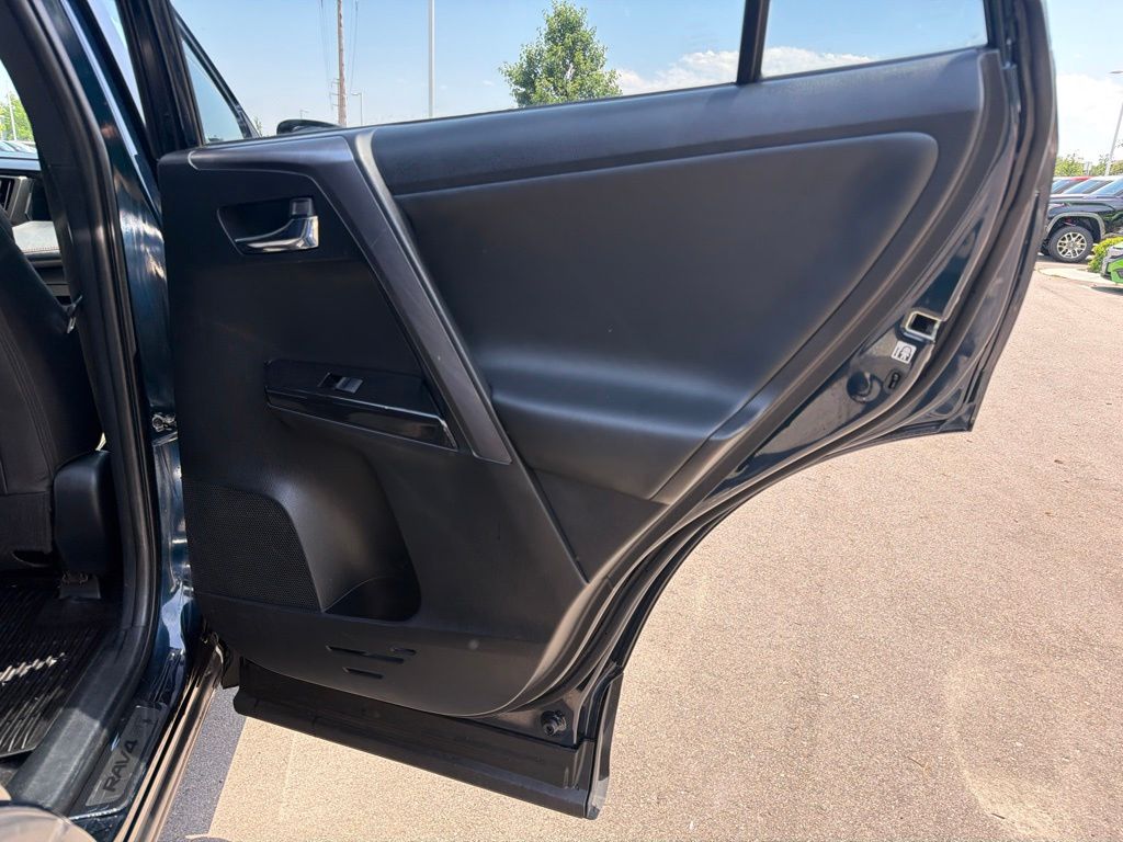 2018 Toyota RAV4 SE - Photo 13