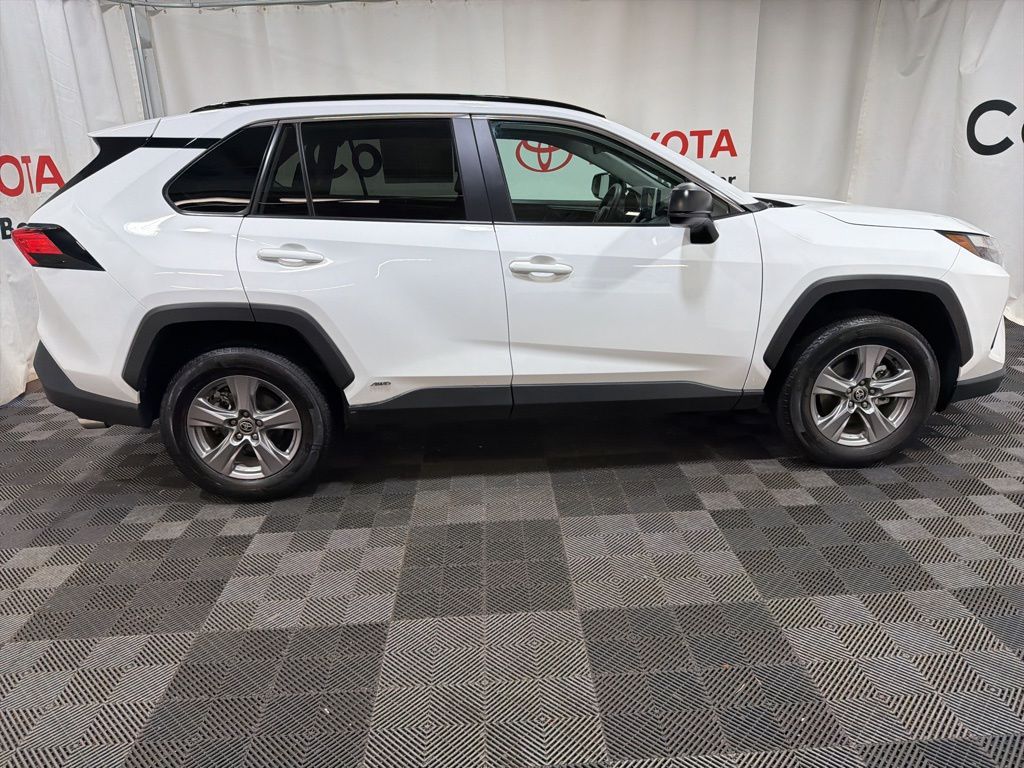 2025 Toyota RAV4 Hybrid LE photo 4