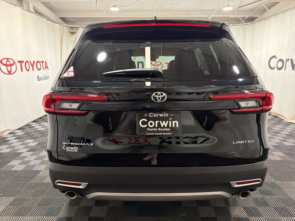 2026 Toyota Highlander Hybrid Limited photo 3
