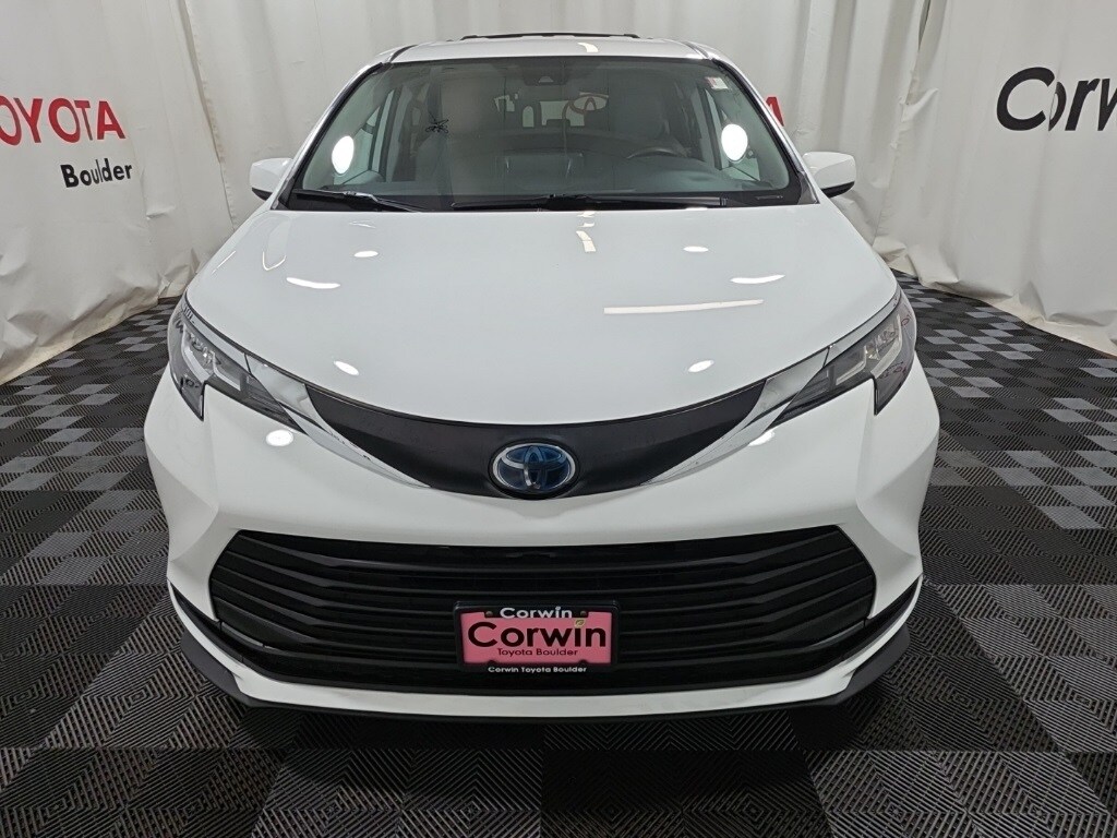 2022 Toyota Sienna LE photo 2