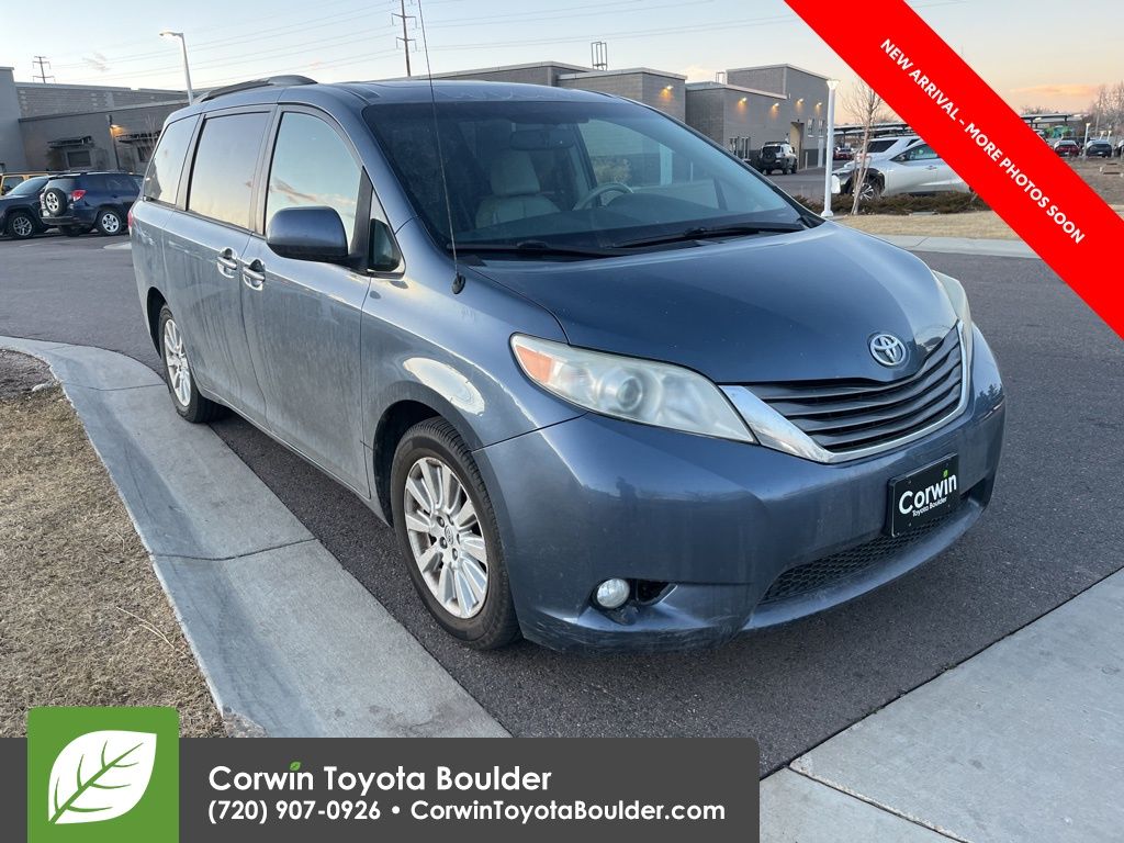 2013 Toyota Sienna Limited's photo