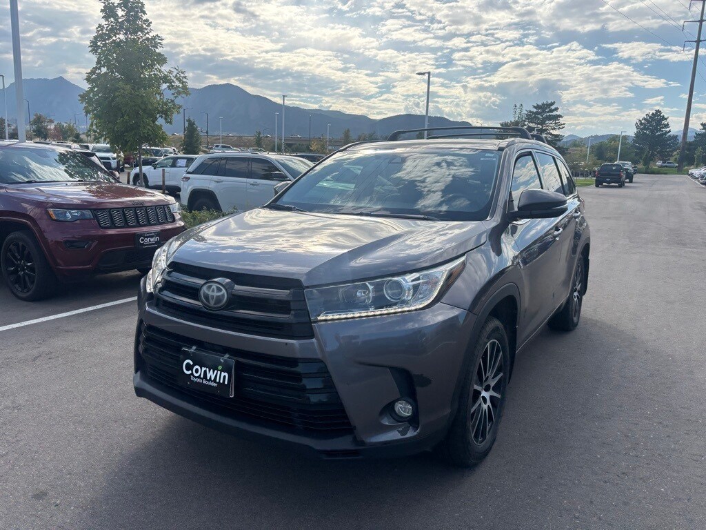 2017 Toyota Highlander SE photo 2