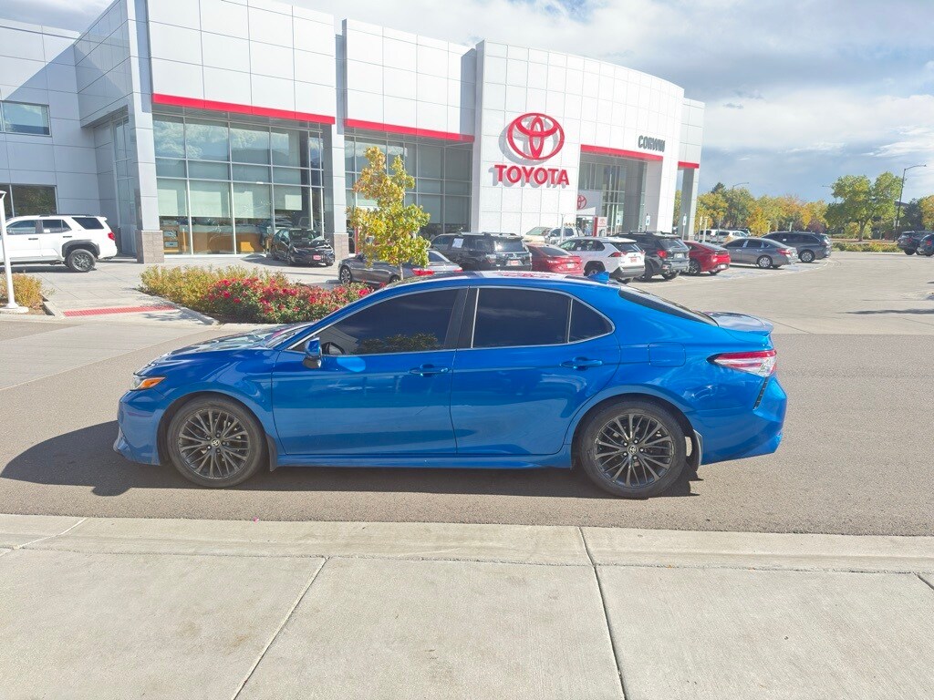 2020 Toyota Camry SE photo 4