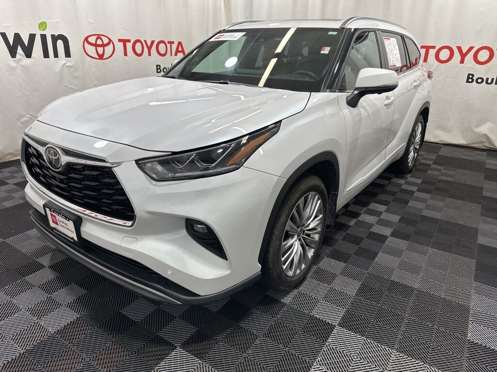 2025 Toyota Highlander Platinum photo 3