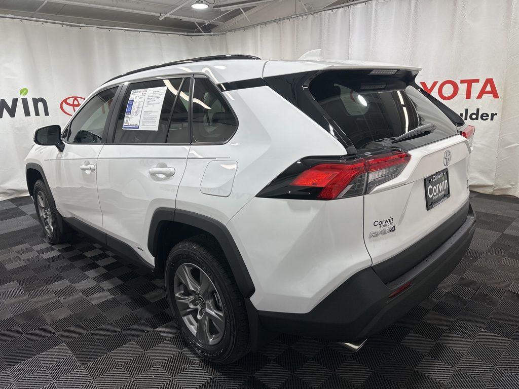2025 Toyota RAV4 Hybrid XLE photo 4