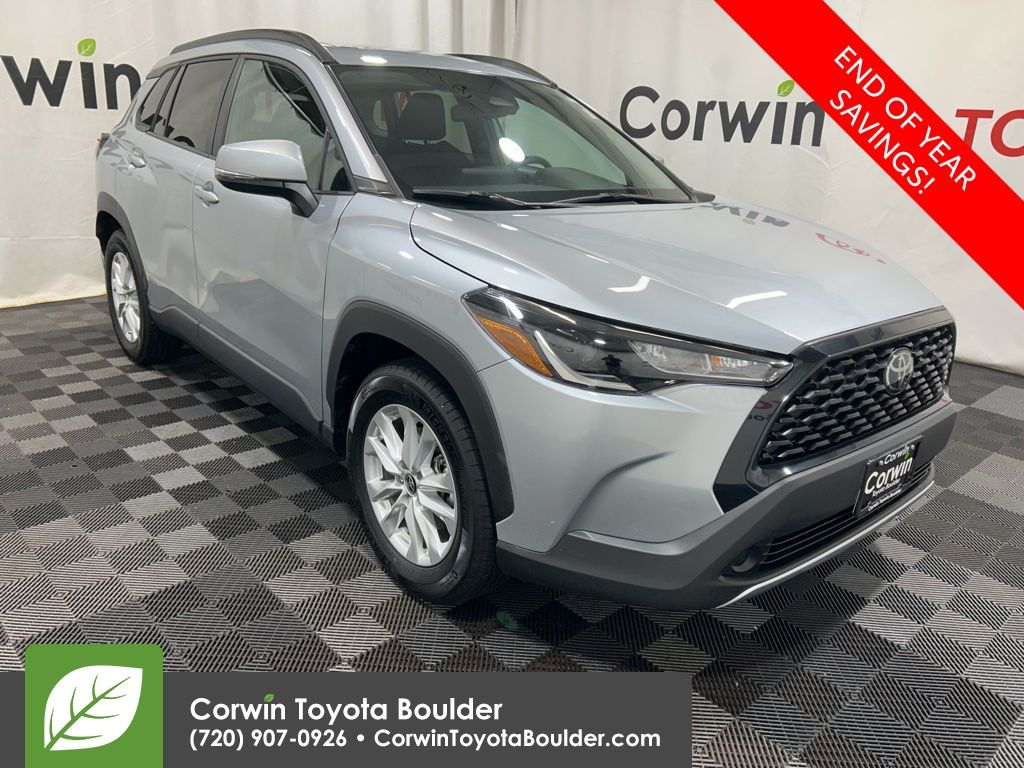 2024 Toyota Corolla Cross LE's photo