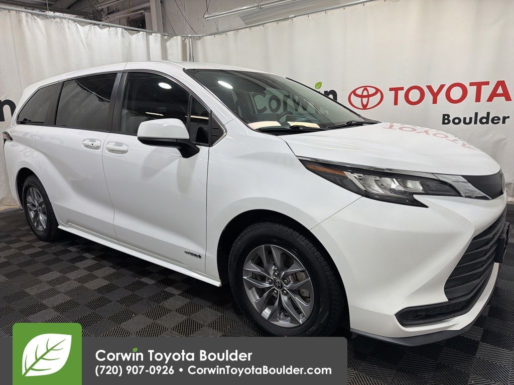 2021 Toyota Sienna LE 8-Passenger Hybrid AWD's photo