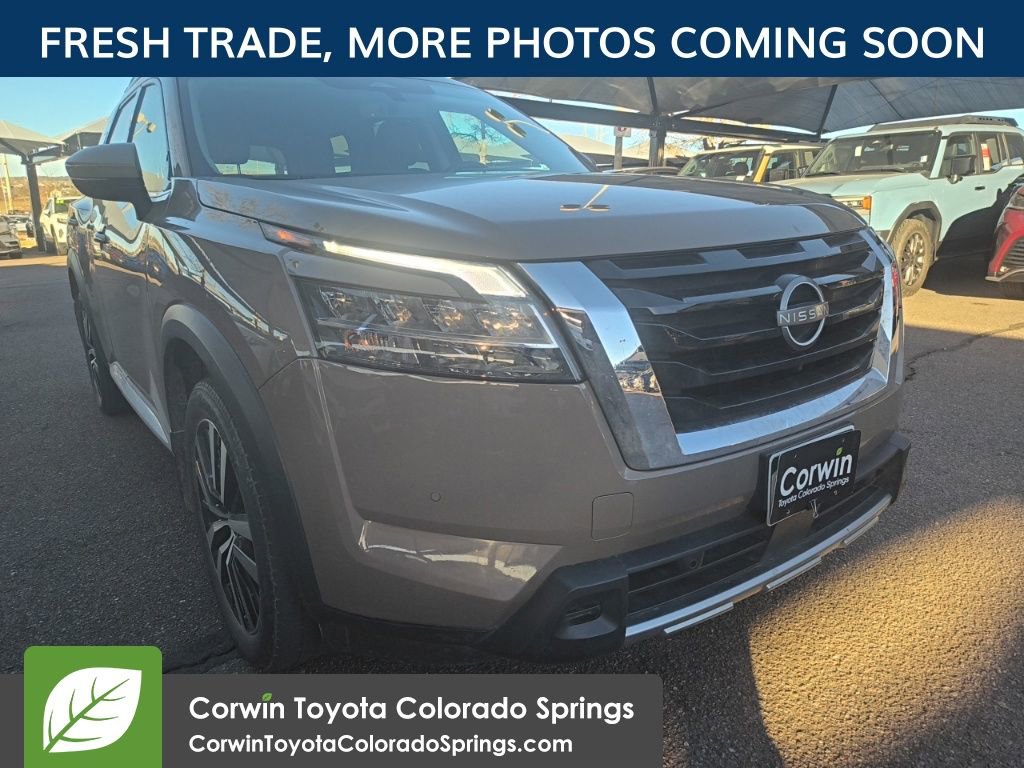 2023 Nissan Pathfinder Platinum's photo