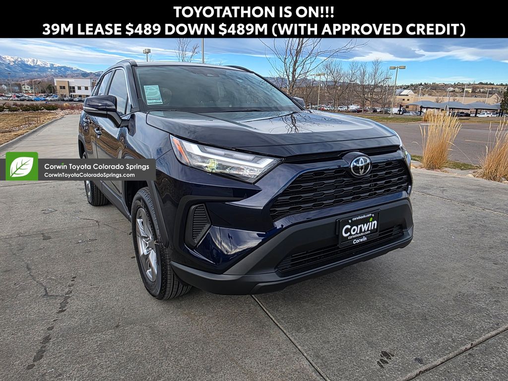 2025 Toyota RAV4 XLE's photo