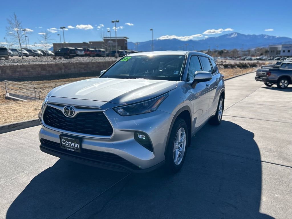 2022 Toyota Highlander LE photo 3