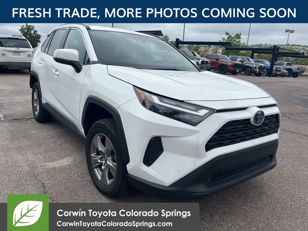 2024 Toyota RAV4 XLE's photo