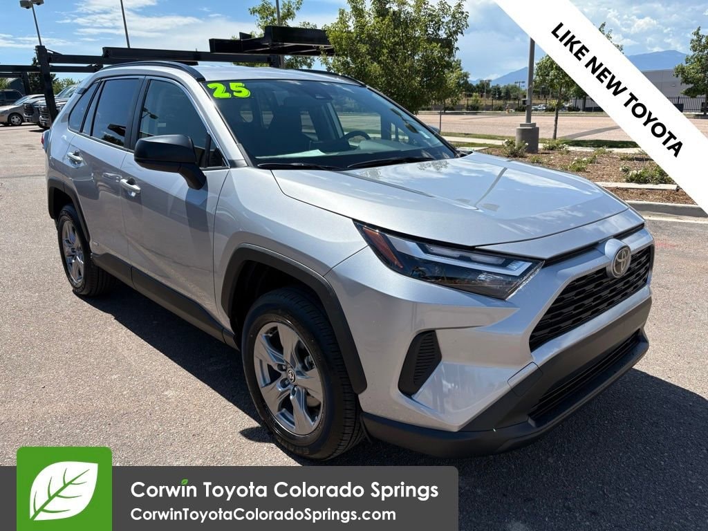 2025 Toyota RAV4 LE's photo
