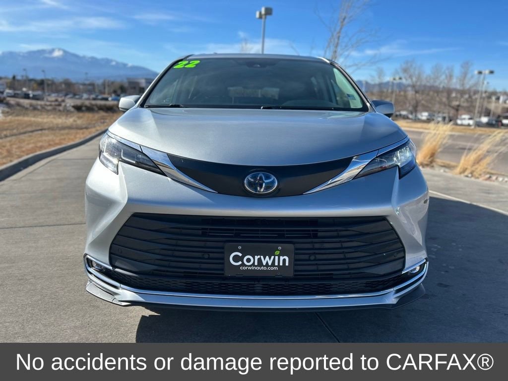 2022 Toyota Sienna XLE photo 3