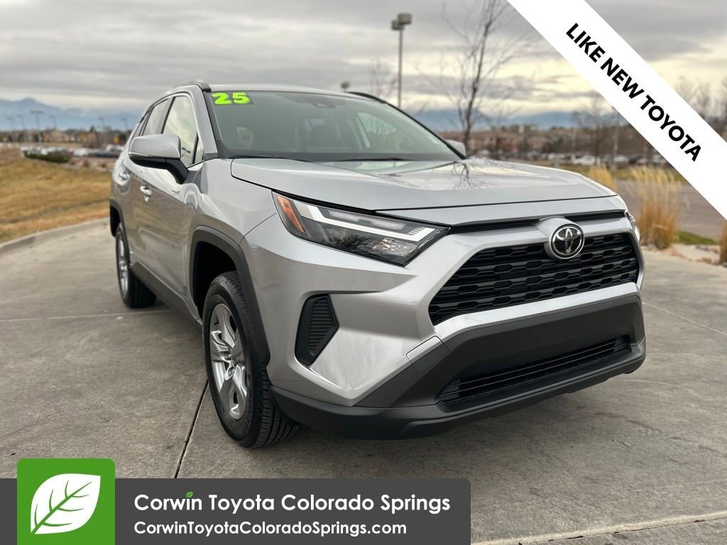 2025 Toyota RAV4 XLE's photo