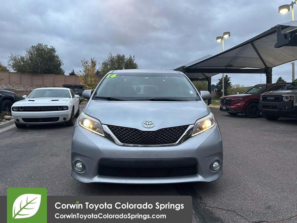 2016 Toyota Sienna photo 2