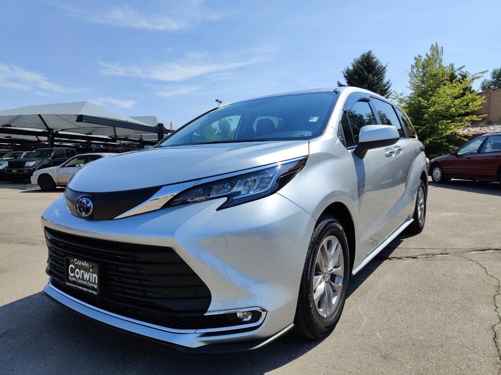 2023 Toyota Sienna XLE photo 3