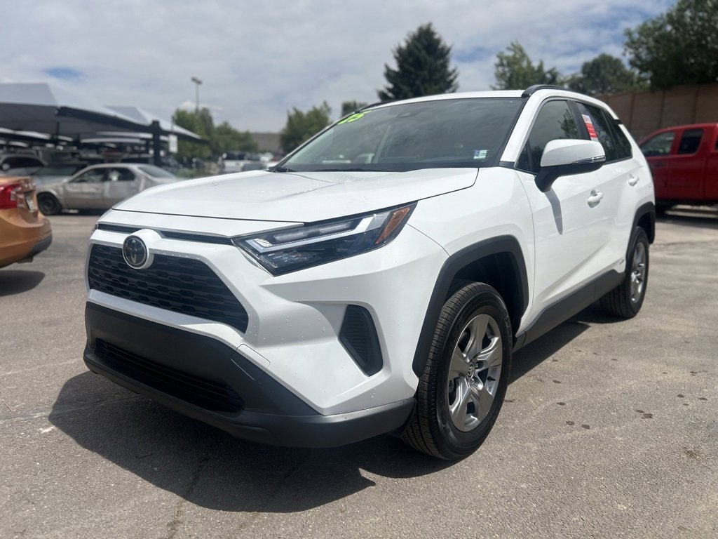 2025 Toyota RAV4 Hybrid XLE photo 3