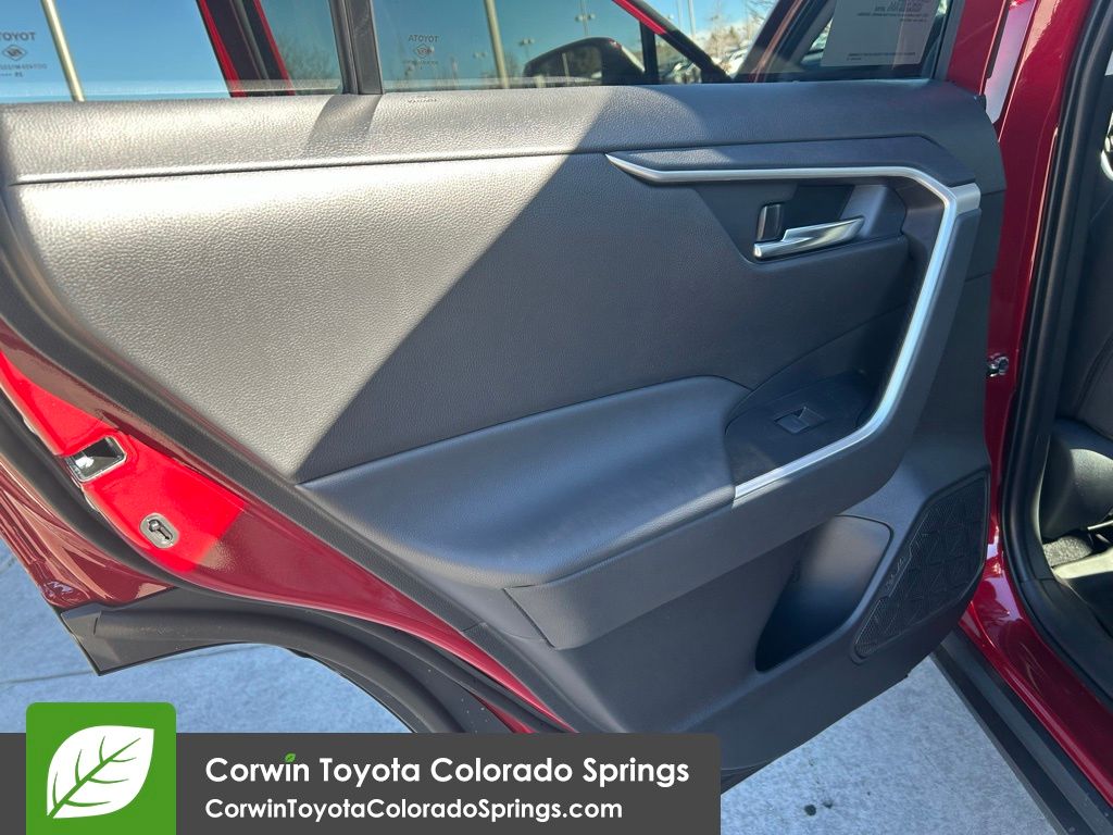 2025 Toyota RAV4 Hybrid XLE photo 4