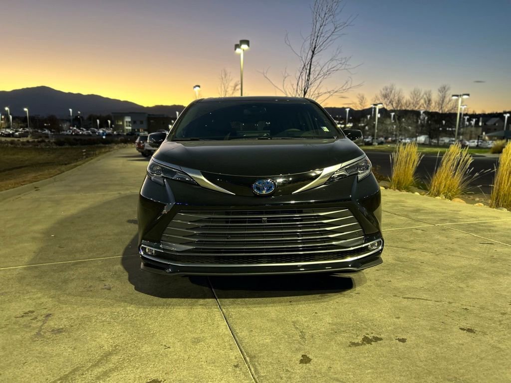 2025 Toyota Sienna Platinum photo 2