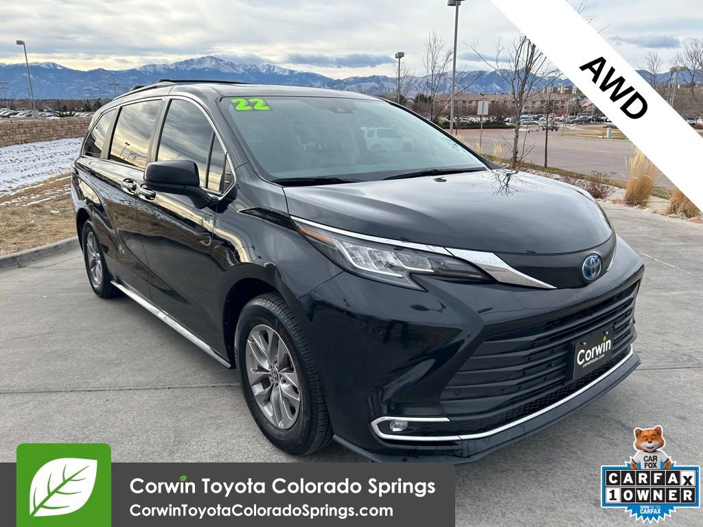 2022 Toyota Sienna XLE's photo
