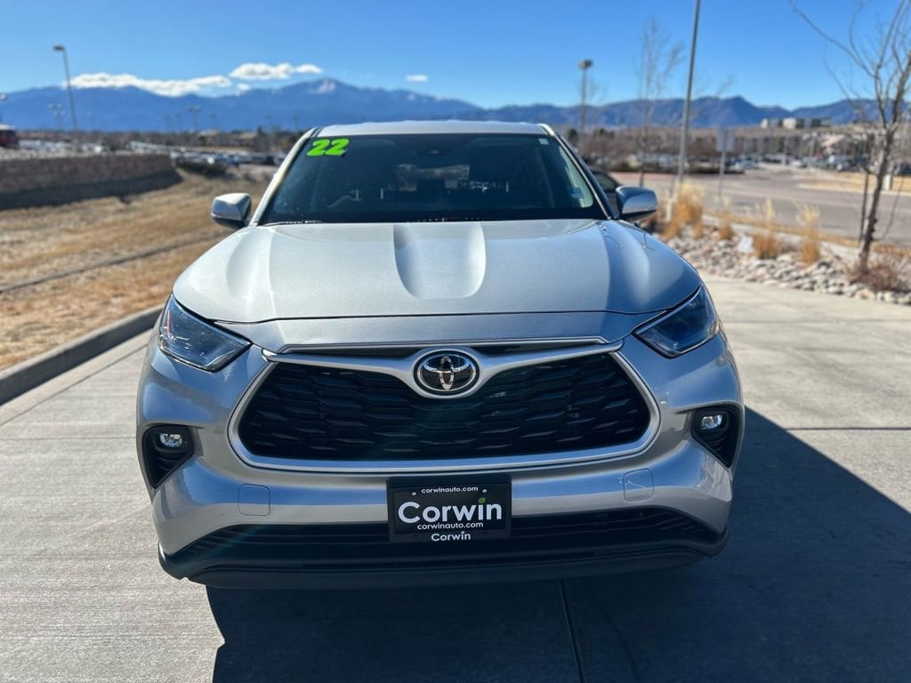 2022 Toyota Highlander LE photo 2